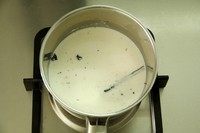 3、纯牛奶冰淇淋,把牛奶和香草籽连同香草荚一同倒入锅中,小火加热,锅边缘出现小气泡即关火。降温,冷却一下。此步的目的是把牛奶加热。