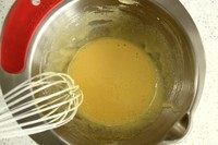 4、纯牛奶冰淇淋,蛋黄和细砂糖混合,用打蛋器搅打至乳白色。这一步是顺利做好冰淇淋的关键,目的是搅打进空气。