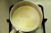 9、纯牛奶冰淇淋,待泡沫大致消失后混合物呈现糊状时停止搅拌,锅底开始冒小气泡关火。这步目的是加热蛋黄,也起到杀菌作用。煮过了蛋黄会凝固,一定不要煮沸