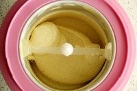 11、纯牛奶冰淇淋,蓄冷桶取出,启动冰淇淋机。将冰淇淋浆缓缓倒入冰淇淋机。搅拌约20分钟。搅拌至体积膨胀,冰淇淋浓稠即可食用。