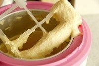 12、纯牛奶冰淇淋,刚搅拌好的冰淇淋。