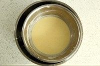 10、纯牛奶冰淇淋,用筛网把9过滤到不锈钢大盆中,隔冰水降温,同时用铲子不断搅拌加速降温,使蛋奶糊完全冷却。迅速冷却目的可以防止细菌繁殖。冷却后的冰淇淋浆可以先放冷冻室再冷冻半小时。