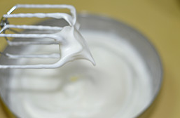 5、草莓蛋糕卷,蛋白打出粗泡，分三次加入50g细砂糖打至湿性发泡。