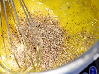 5、法式咸派【魔法蛋糕】,加入黑胡椒颗粒。大家可以买研磨瓶。或者直接到超市买带研磨瓶的黑胡椒。量按照个人喜好来加，我个人比较喜欢黑胡椒的香气，所以加的比较多