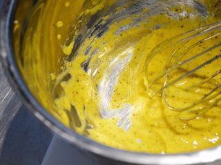 6、法式咸派【魔法蛋糕】,倒入橄榄油，搅拌混合均匀