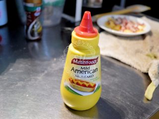 8、法式咸派【魔法蛋糕】,什么牌子无所谓。黄芥末。放心，不是辣的。带一点酸味。还挺好吃的。哈哈，做香肠面包什么可以挤上去。加入到【步骤7】中