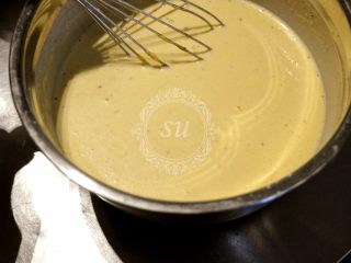 11、法式咸派【魔法蛋糕】,加入牛奶混合均匀。牛奶也要室温的。到这一步面糊会非常的稀，不用担心，就是这样的