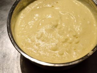 15、法式咸派【魔法蛋糕】,这时候的面糊表面一层浮起的是蛋白，下面是液体的面糊。烤好后可以自动形成分层靠的就是面糊的这种分层