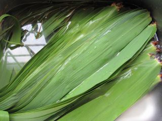 1、花生腊肠粽,粽叶用水泡一个小时,再一片一片清洗干净,我用的是芦苇叶,上面不清洗干净会有芦苇虱子虫卵