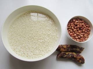 3、花生腊肠粽,糯米要提前泡发至少三个小时以上,花生米提前泡发2个小时,腊肠在锅里煮一下