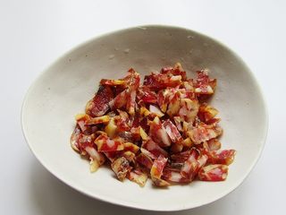 4、花生腊肠粽,腊肠切成丁,更容易入味煮烂