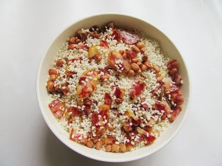 5、花生腊肠粽,将泡好的糯米滤去水分,放入腊肠丁、花生米搅拌,喜欢更入味的,可以加点生抽、五香粉、盐等调味,我包的是清淡的味道没加这些,你也可以用自己喜欢的