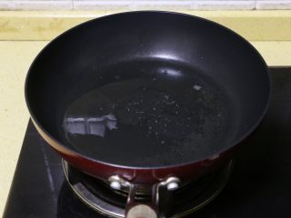 8、糖醋排骨,锅中倒入适量油烧热