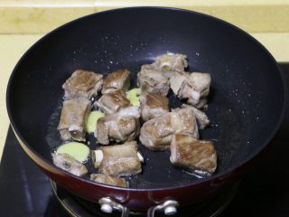 10、糖醋排骨,慢慢煸炒至排骨表面微黄