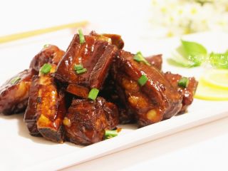 14、糖醋排骨,出锅后撒上葱花即可（也可不撒），趁热更好吃，凉了排骨中的酱汁会结块，吃的时候就有点粘牙了