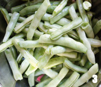 3、酱炖芸豆,芸豆掐去两头及丝,揪成长段洗净;