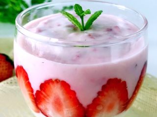 8、草莓酸奶杯,吃出生活好营养,薄荷叶轻放在上面装饰。