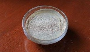 1、蛋皮辣肉龙,酵母在35度左右的温水中匀开，静置5分钟