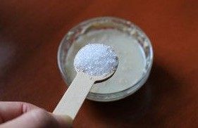 2、蛋皮辣肉龙,再将少许糖放进温水中，匀开