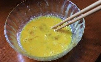 3、蛋皮辣肉龙,鸡蛋一个打散