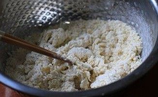 4、蛋皮辣肉龙,将鸡蛋液和酵母水都倒进面粉中，用筷子打成只有少许干粉的棉絮状