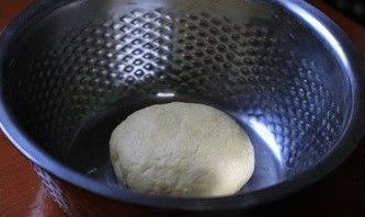 5、蛋皮辣肉龙,用手揉至面粉光洁成团