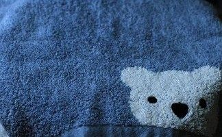 6、蛋皮辣肉龙,盖上保鲜膜，再覆上湿毛巾，在温暖处发酵