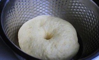 7、蛋皮辣肉龙,待面团发至比原先大一倍左右即可