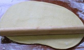 8、蛋皮辣肉龙,再用手揉面粉，将面团中的空气都挤出，面团又会恢复到原先的大小，再将面粉擀成薄薄的长片状，薄一点层次多，才好吃
