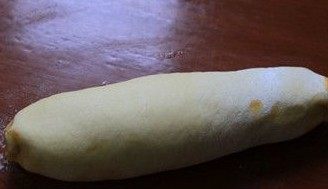 11、蛋皮辣肉龙,将面片卷起来，卷得紧一些，两头用手捏起封住