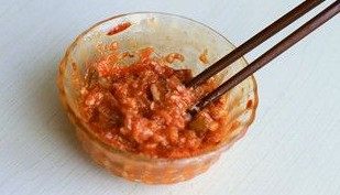 9、蛋皮辣肉龙,将馅料中所有材料打成粘稠状备用