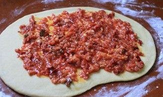 10、蛋皮辣肉龙,馅料在面片上均匀抹上，注意四边均留出2厘米左右利于封边