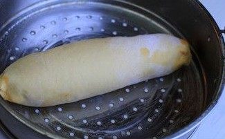 12、蛋皮辣肉龙,将做好的肉龙放进蒸笼，冷水上锅，大火烧15分钟左右，关火后再焖分钟后取出，切段食用