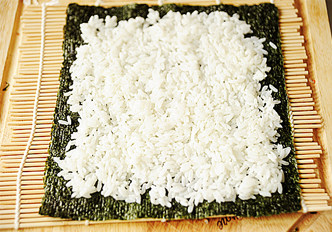 10、创意无限的花样寿司【小花寿司】,再取一张完整的海苔，将另一半白米饭加入少许沙拉酱拌匀，铺在海苔上；