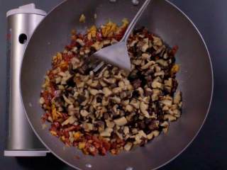 7、萝卜糕,炒至香味溢出,再加入冬菇碎翻炒,放入适量冰糖、胡椒粉和盐拌匀,盛出待用