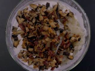 10、萝卜糕,然后放入全部炒好的食材,充分搅拌均匀