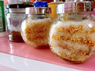 8、自制糖桂花,做完就是酱紫 在阴凉的地方静置两三天 等它变成膏状再放冰箱冷藏 可长期保存 开盖后7-10天内享用