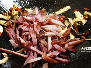 5、干炒好欢螺螺蛳粉丨大嘴螺,放入切好的叉烧翻炒,也可根据个人喜好放入香菇等其他配菜一同入锅翻炒。相信吃货们必定准备好了各类丰富的食材配料打算全放入锅中来犒劳自己的嘴和胃