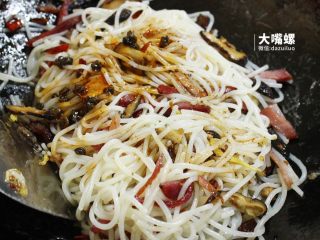 7、干炒好欢螺螺蛳粉丨大嘴螺,紧接着放入秘制卤水。看到那散落在粉上的螺蛳肉了吗?没错,它们就是来自好欢螺的卤水包~