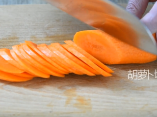 2、初春补气神器——白菜豆腐羊肉锅,胡萝卜切片