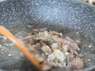 7、初春补气神器——白菜豆腐羊肉锅,倒入羊肉卷炒至出油备用