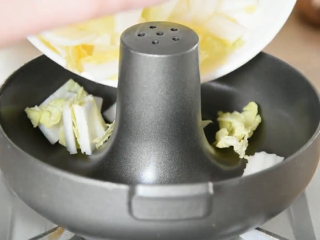 8、初春补气神器——白菜豆腐羊肉锅,倒入娃娃菜