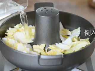 9、初春补气神器——白菜豆腐羊肉锅,加入热水