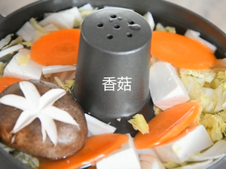 10、初春补气神器——白菜豆腐羊肉锅,放入豆腐、胡萝卜、香菇大火煮开