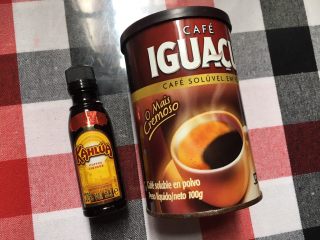 1、咖啡戚风蛋糕,我用的咖啡粉和咖啡力娇酒