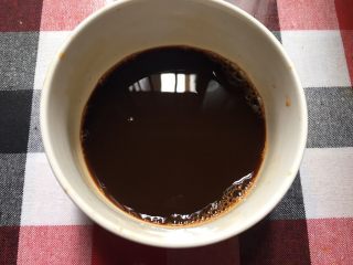 2、咖啡戚风蛋糕,将咖啡粉，热水和力娇酒混合均匀