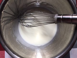 3、咖啡戚风蛋糕,玉米油与纯牛奶混合均匀（我做的后蛋法戚风）