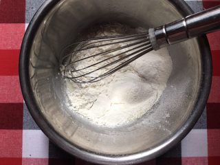 4、咖啡戚风蛋糕,筛入低筋面粉，Z形抽拌，将面粉混合均匀，切记不要画圈搅拌哦……