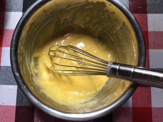 5、咖啡戚风蛋糕,加入蛋黄，并混合均匀