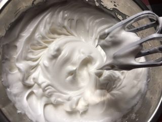 6、咖啡戚风蛋糕,细砂糖分3次加入蛋清打发，打发至出现双小尖勾，即干性状态